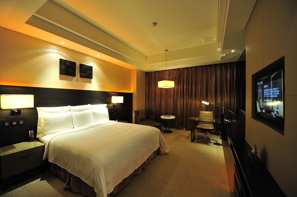 Club, King Bed, City View
