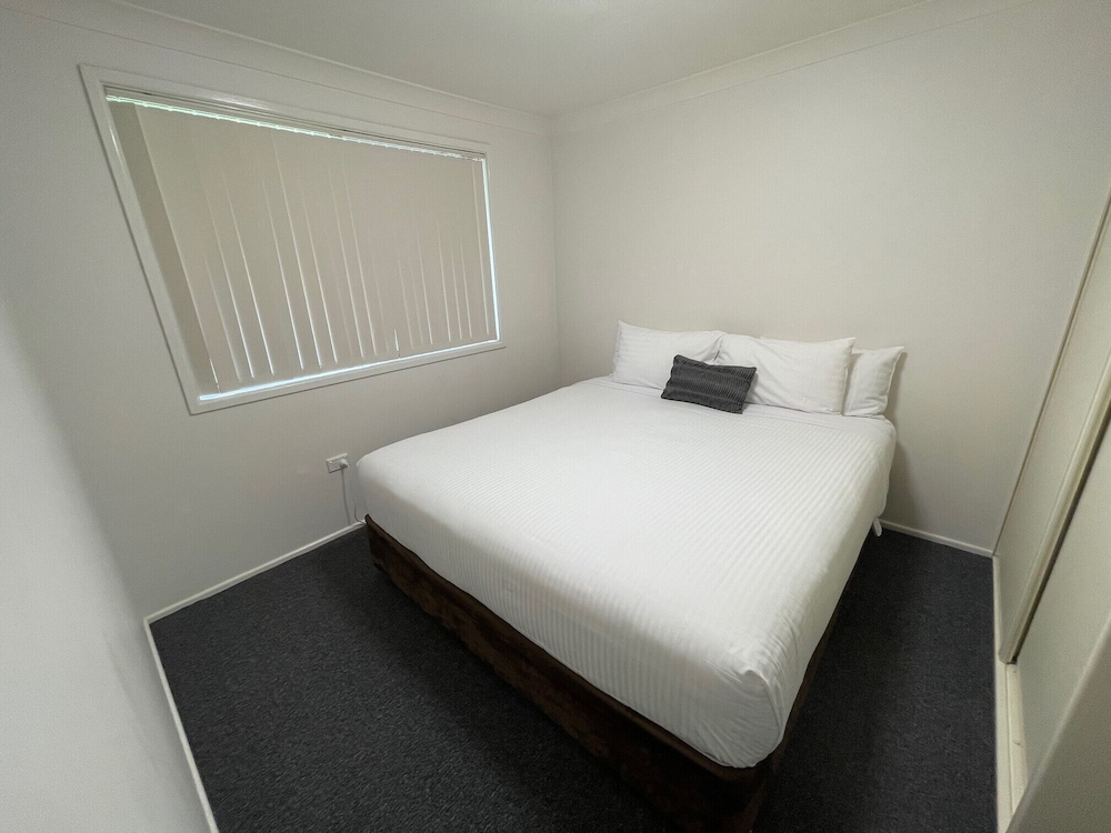 3 Bedrooms, House, King and Twin Beds, Queen Bed, Kitchen