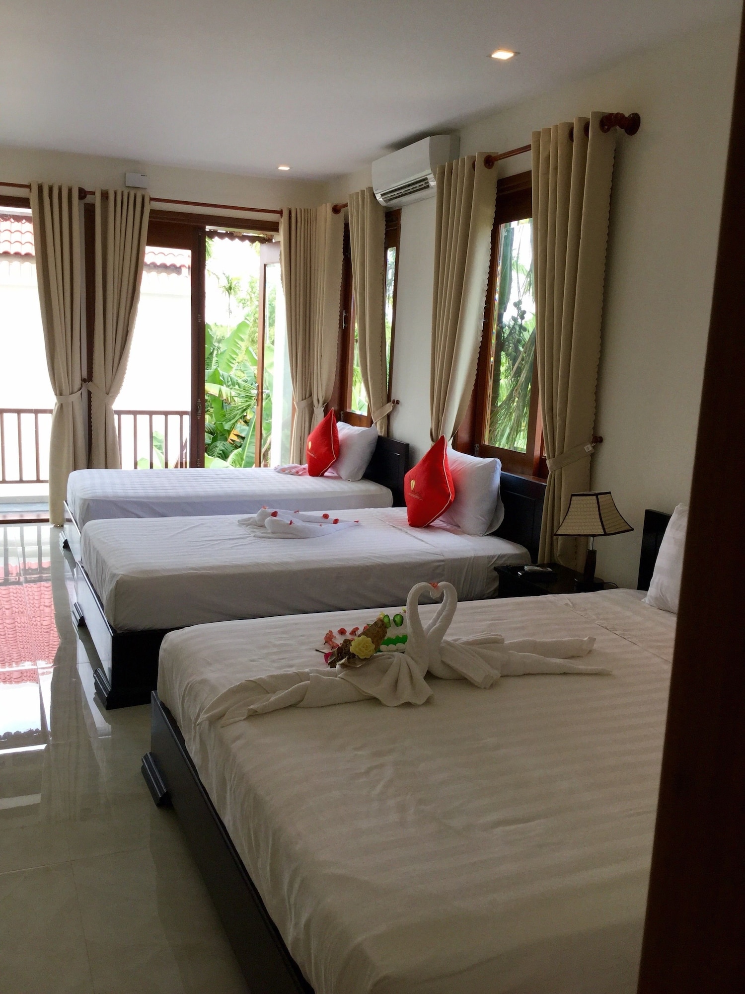 DELUXE, FAMILY, POOL VIEW