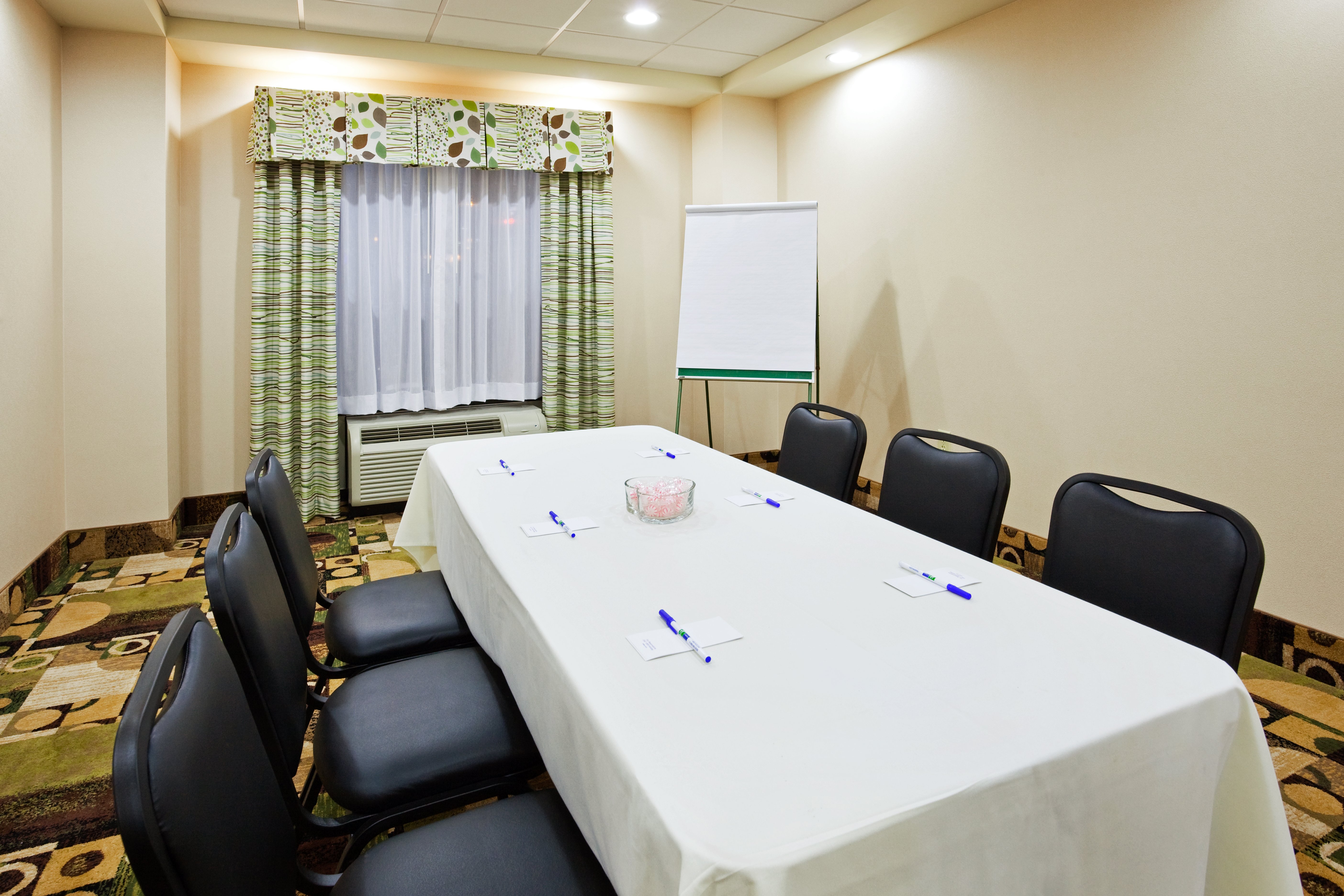 Holiday Inn Express Hotel Suites Newport South 70/79
