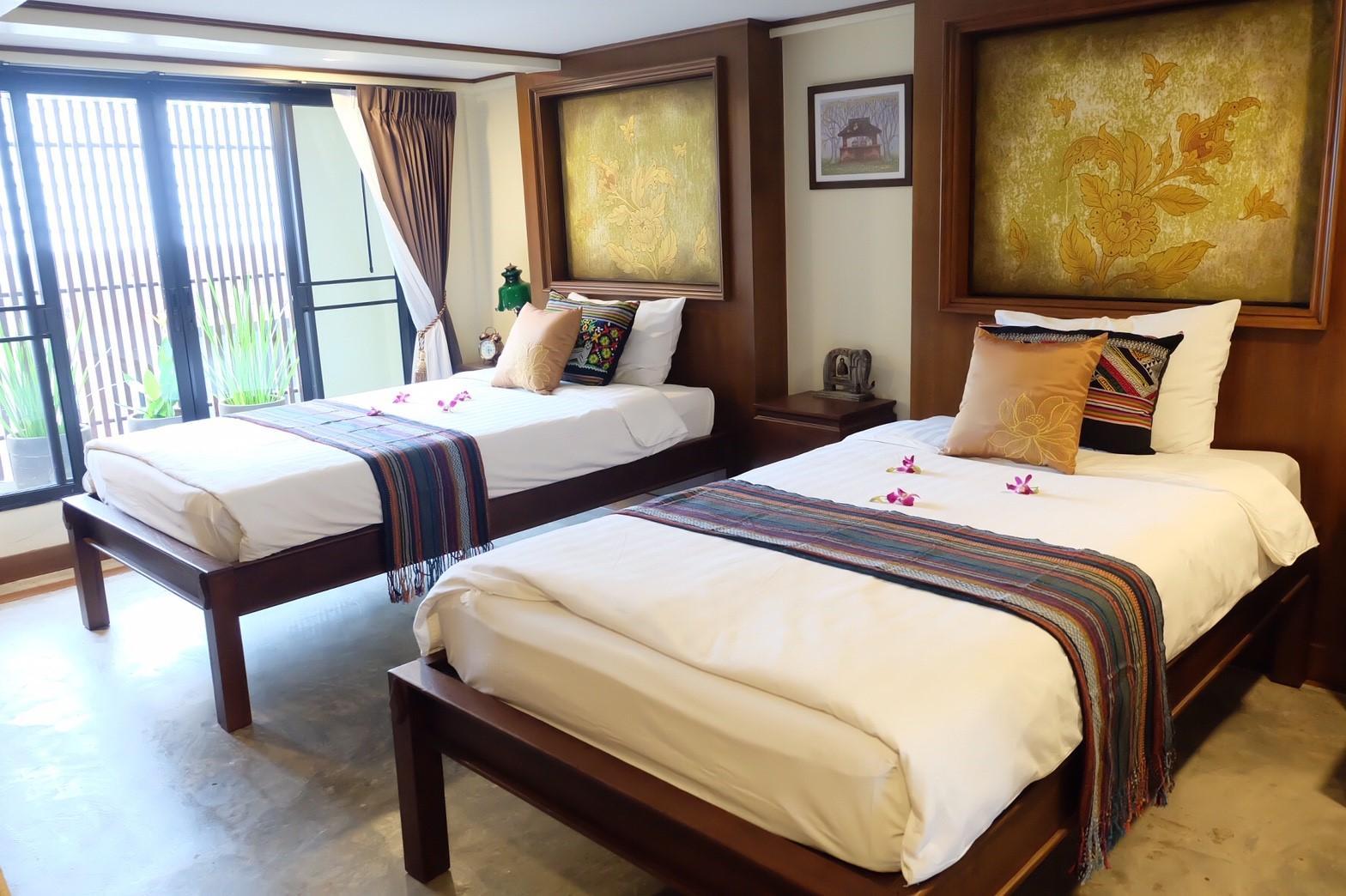 DELUXE, TWIN BEDS
