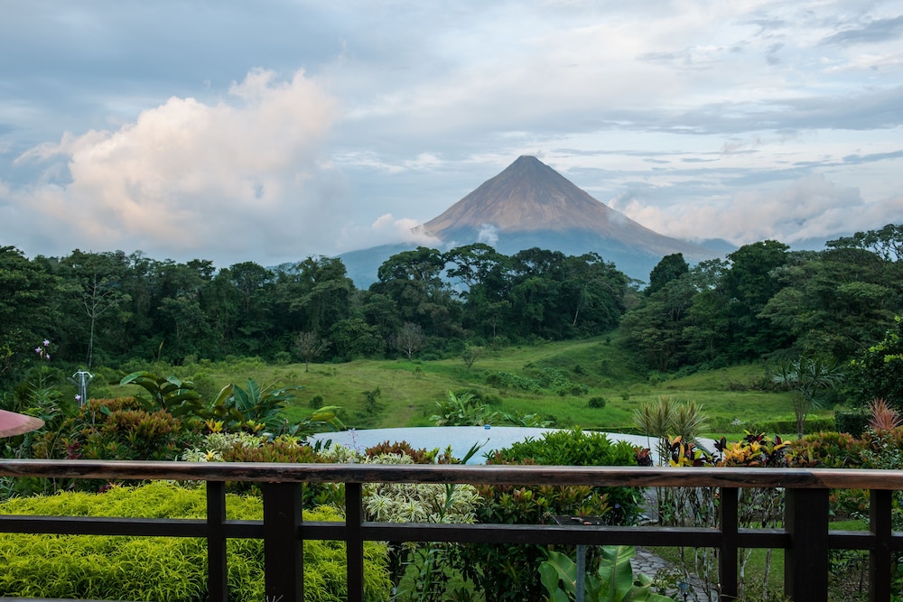 Arenal Lodge 63/73