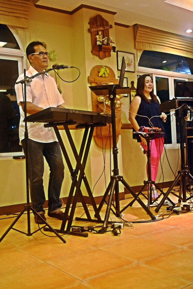 Subic Park Hotel 61/73