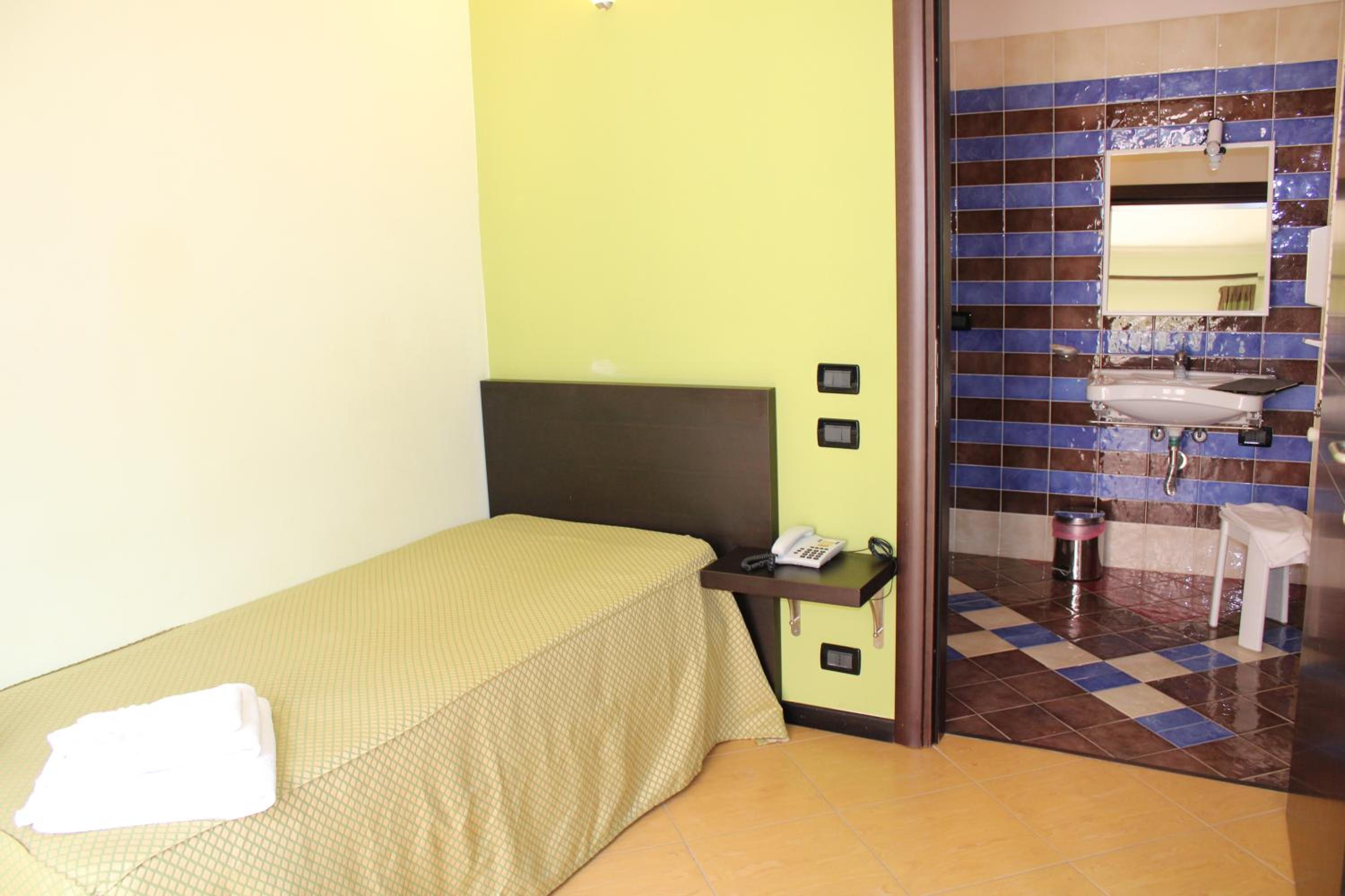 ROOM, SINGLE