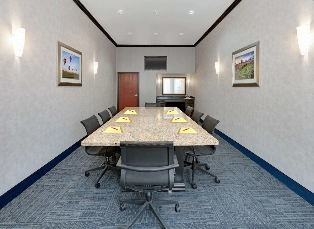 La Quinta Inn & Suites by Wyndham Denton - University Drive 35/41