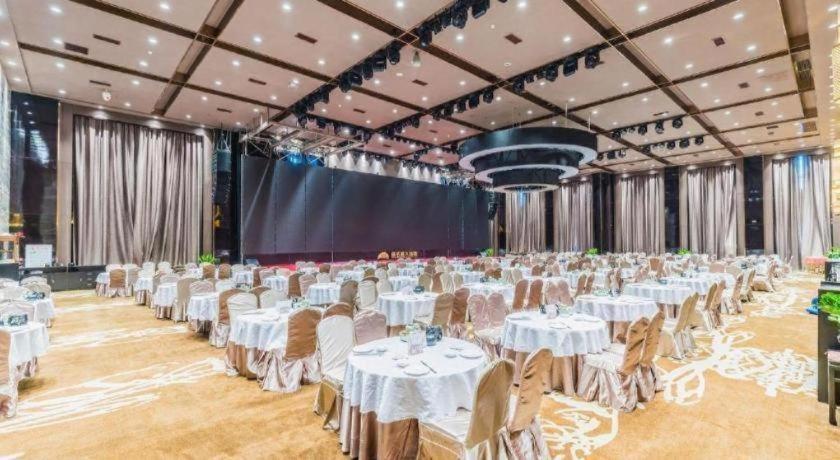 Vienna International Hotel (Foshan Flower World) 42/51