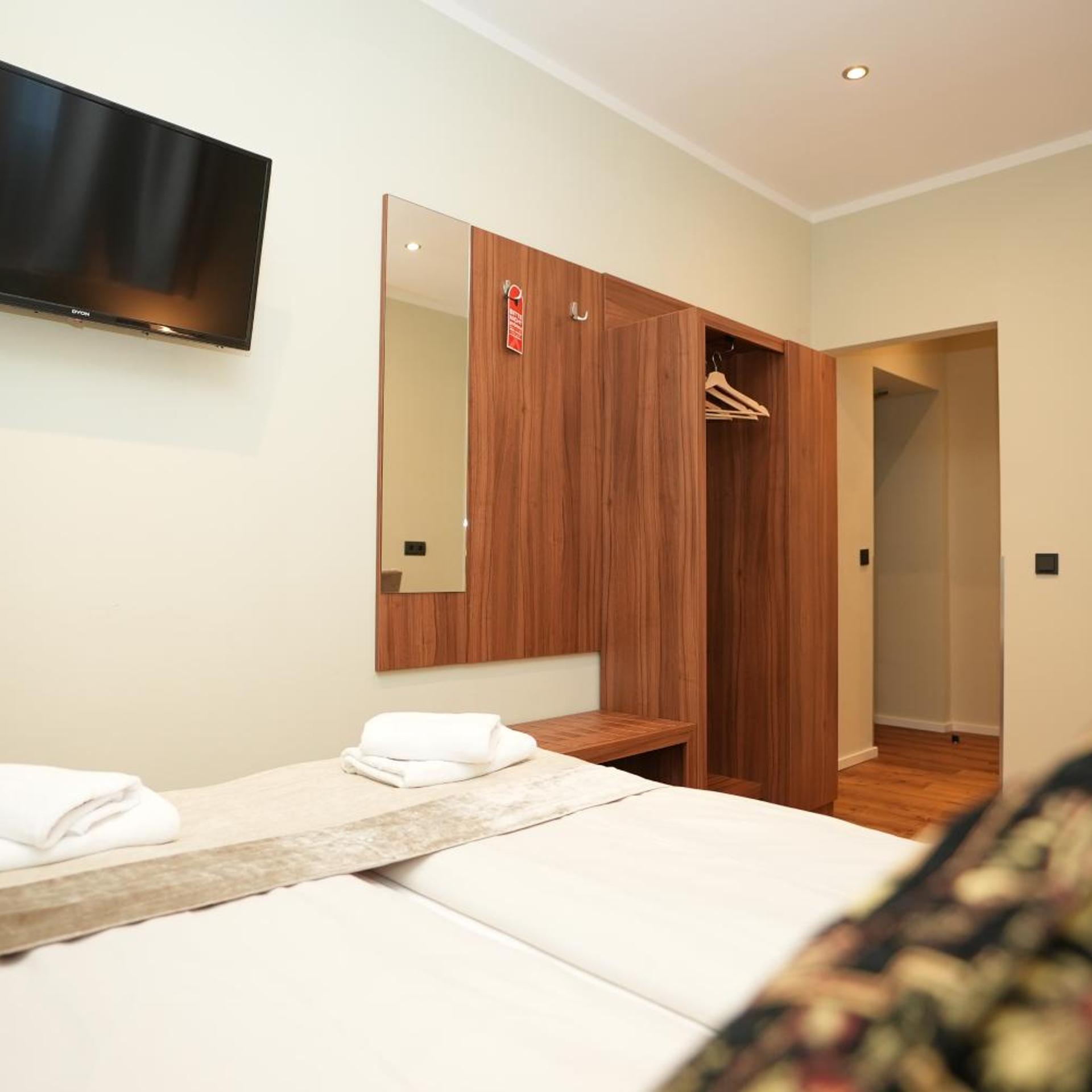 Budget, Basement, Double Bed، Hotel Attache 2/10
