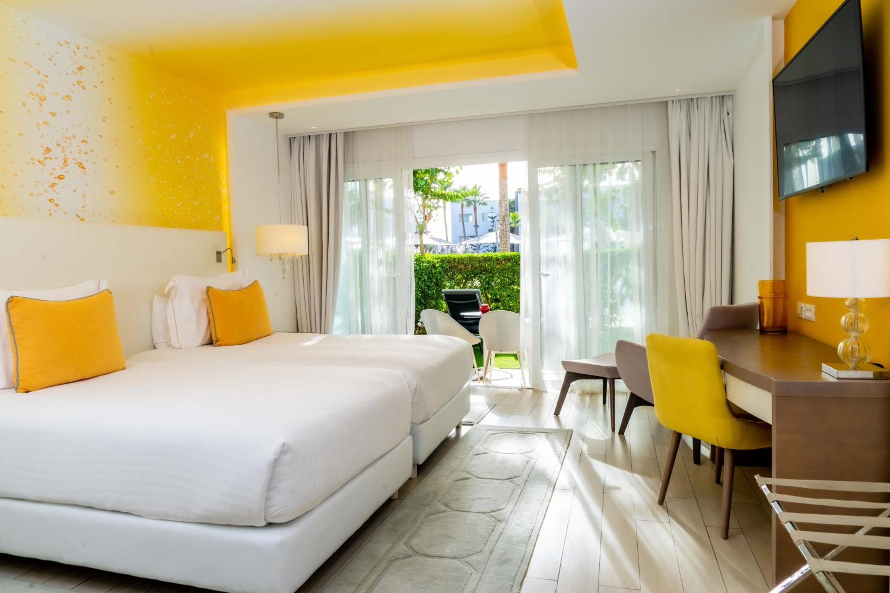 Garden, Deluxe, Twin Beds, Pool View, Private Garden