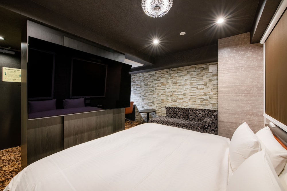 EXECUTIVE, KING BED