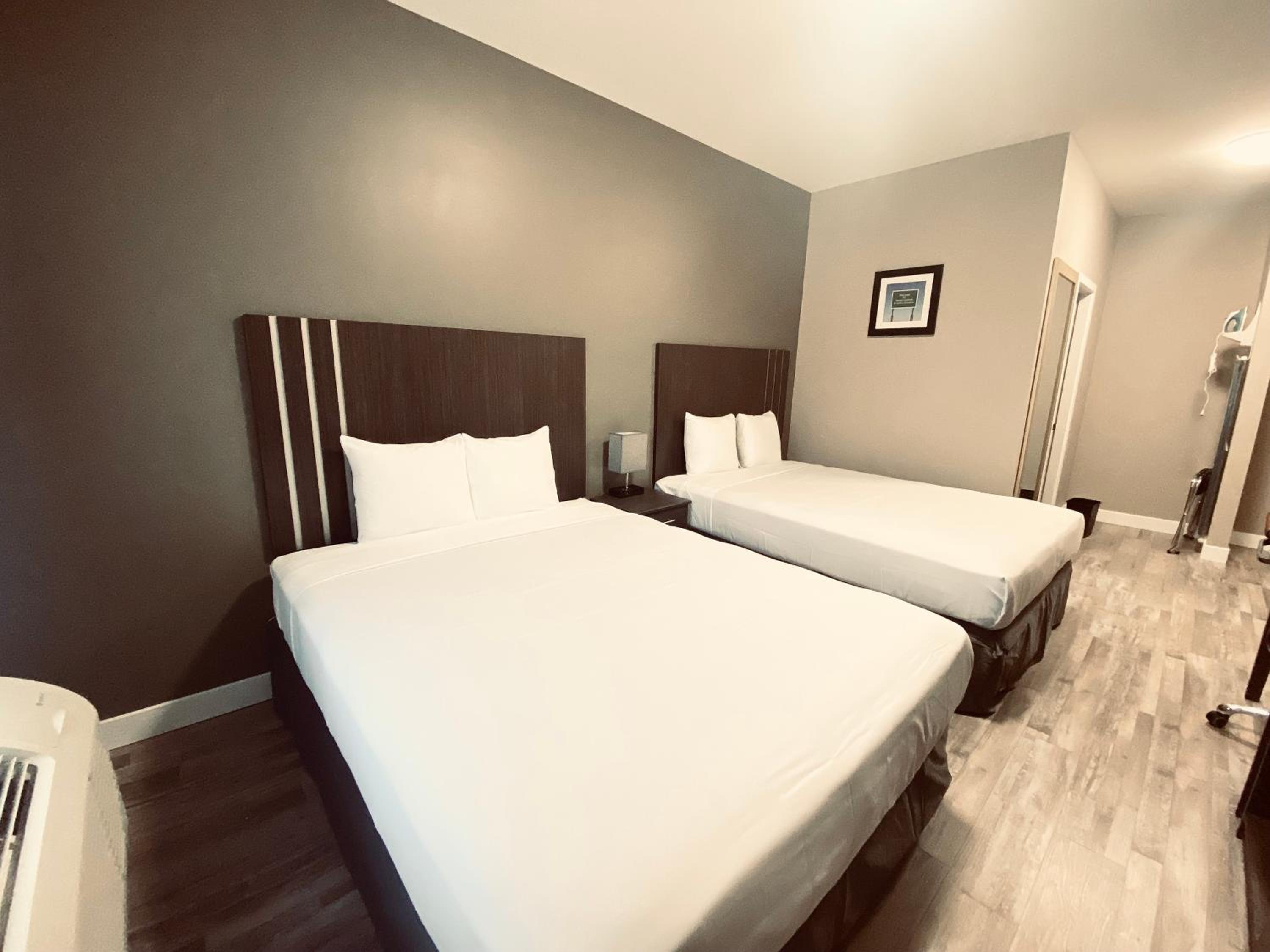 Room, 2 Queen Beds, Econo Lodge Prince George City Centre 6/8