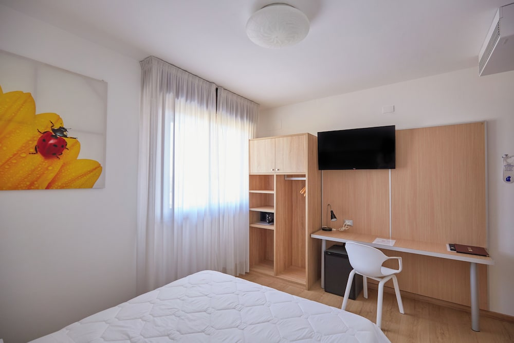 Standard, Twin Beds