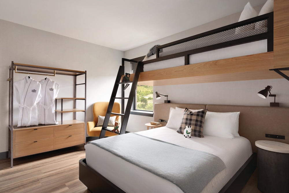 2 Bedrooms, Suite, Triple, 1 Queen and 1 Single Bed, Sofa