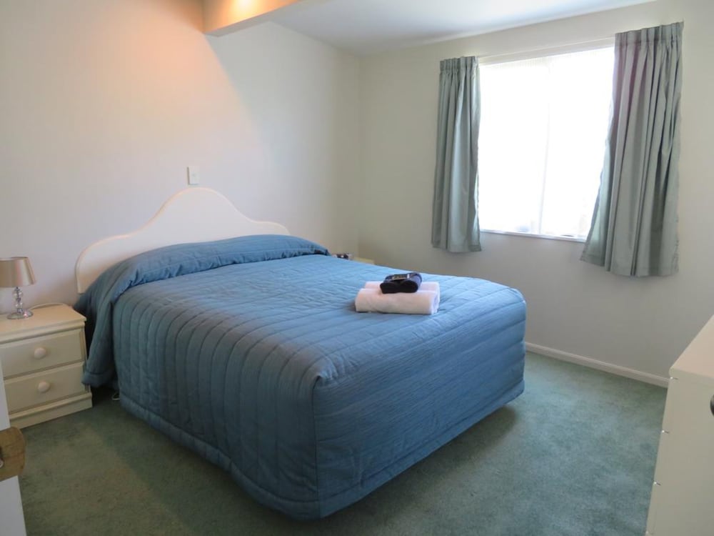 Commodore Court Motel 22/76