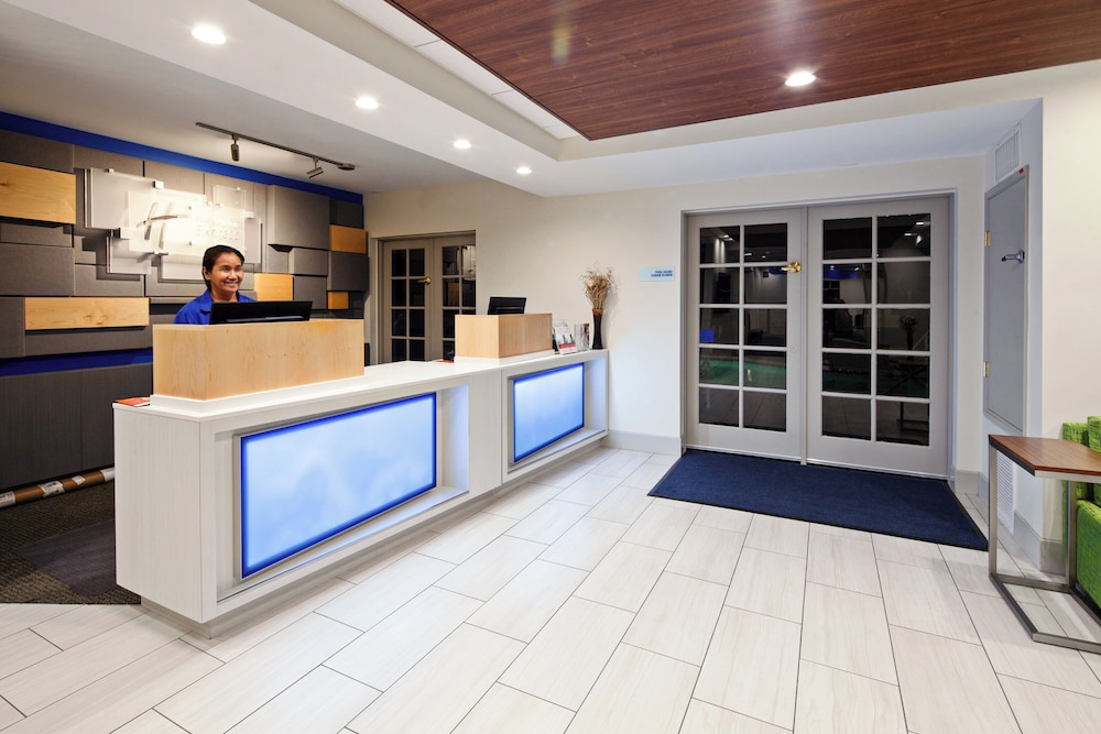 Holiday Inn Express & Suites San Diego-Escondido 8/68
