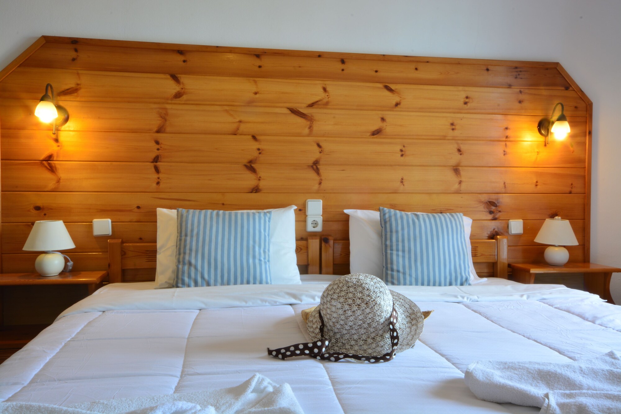 STANDARD, DOUBLE OR TWIN BED