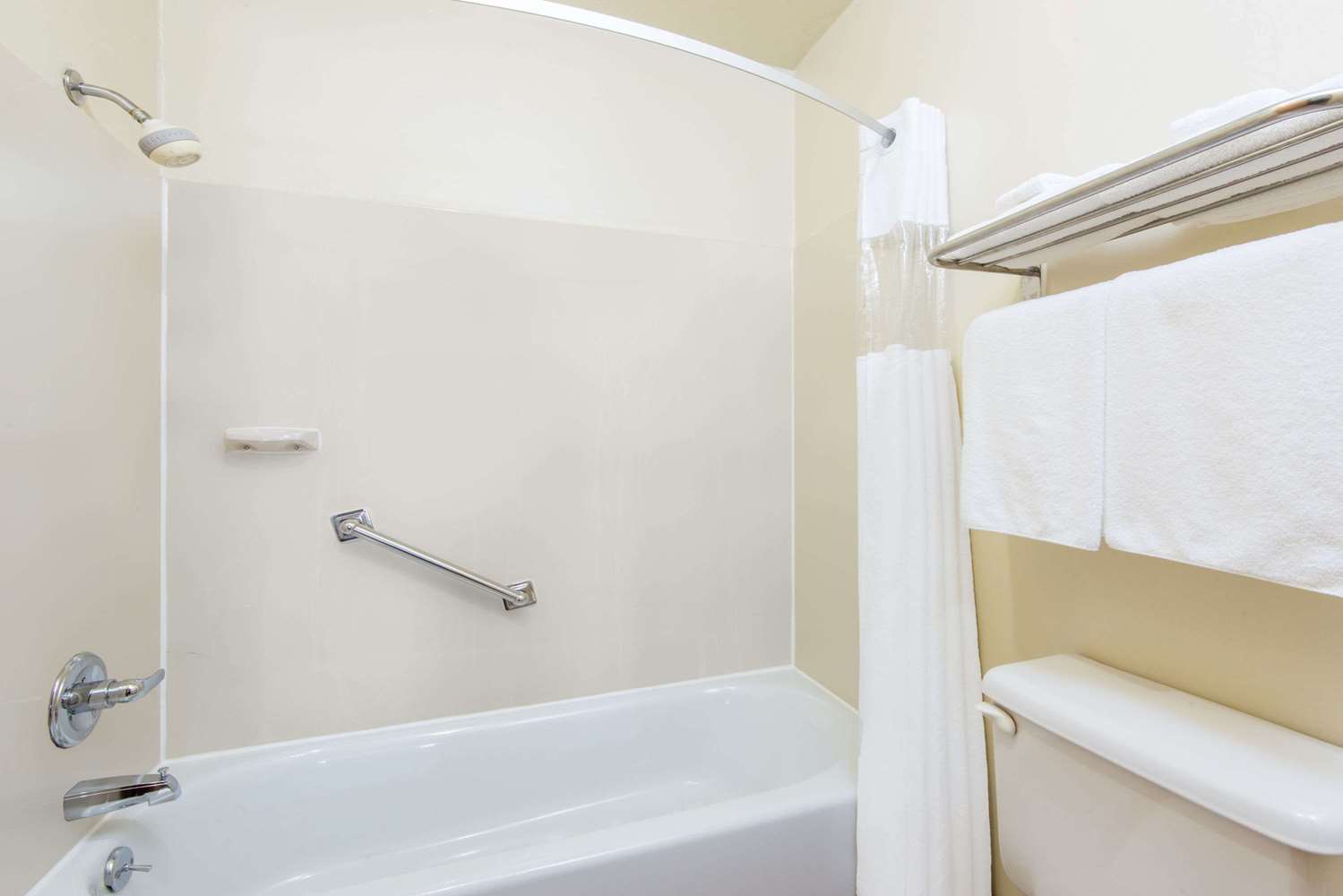 Days Inn & Suites By Wyndham Wichita 18/18