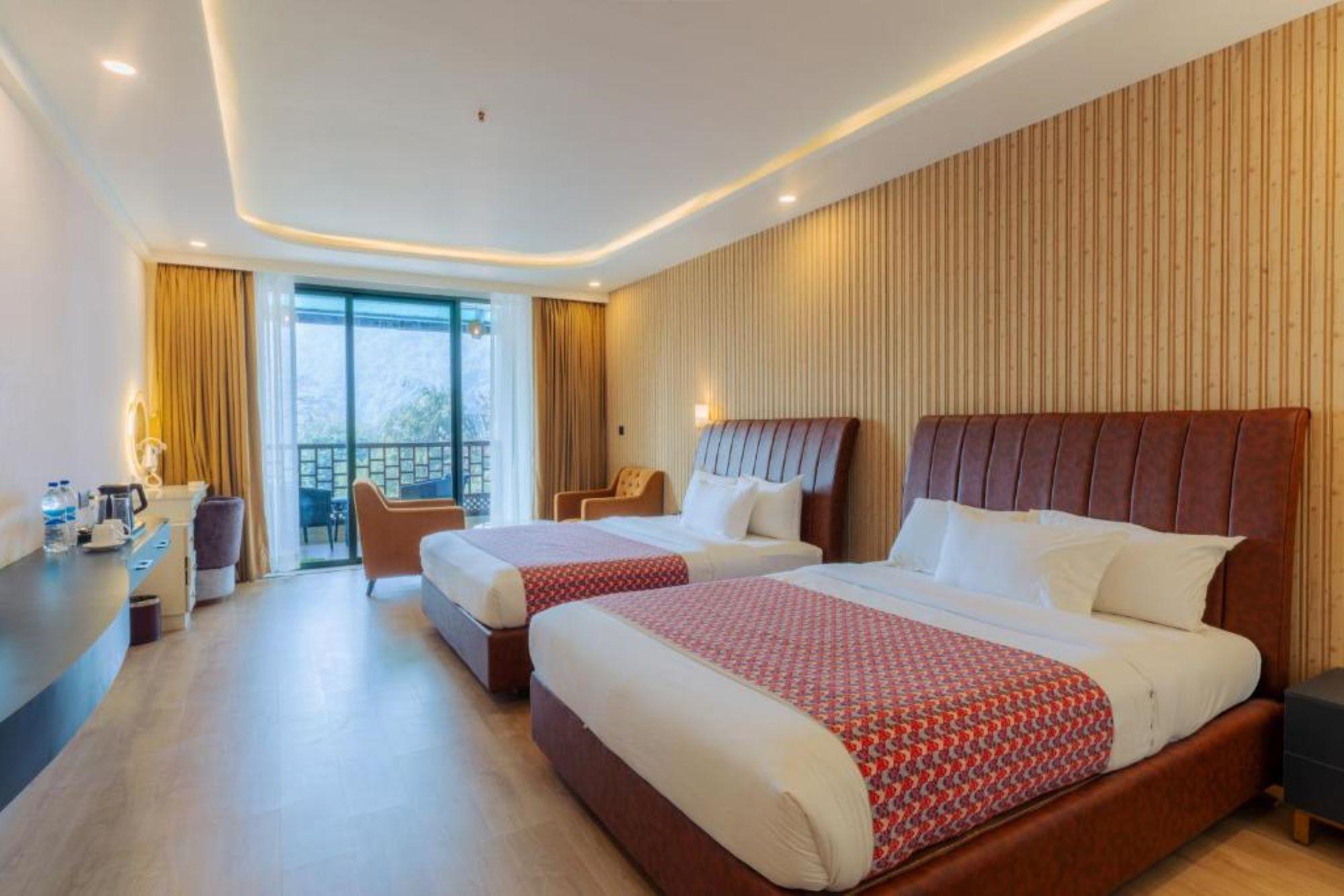 Luxury, 1 King or 2 Queen Beds, Pool View, Balcony