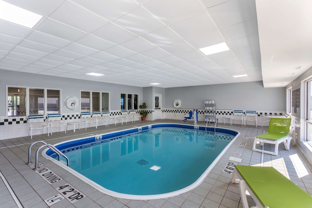 Comfort Inn Gurnee near Six Flags 4/35