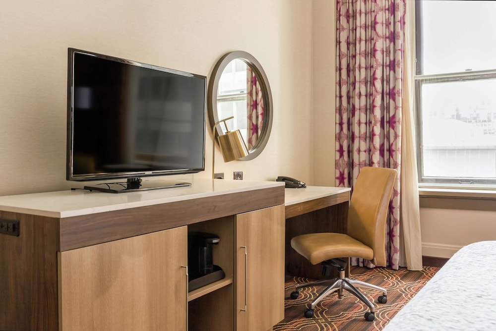 Hampton Inn Majestic Chicago Theatre District 48/52
