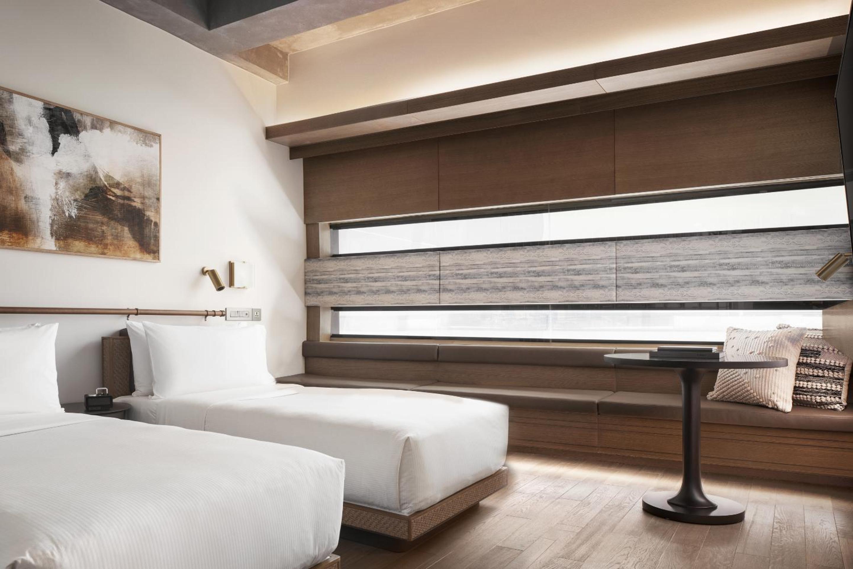 ATRIUM, TWIN BEDS