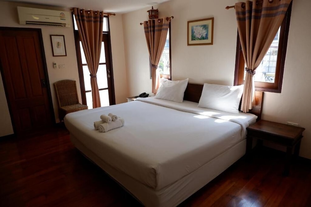 STANDARD, KING BED, BALCONY, CORNER