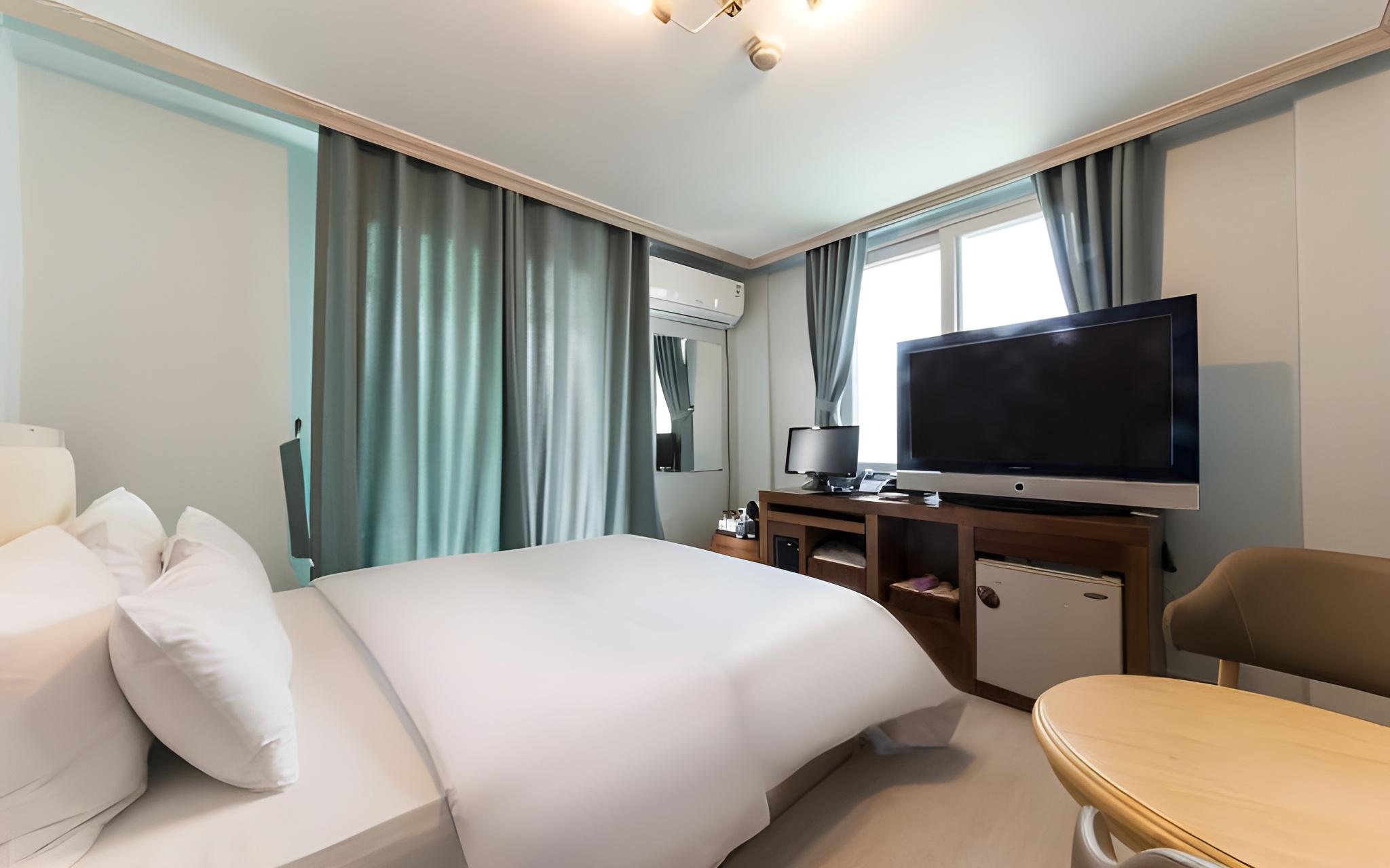 غرفة قياسية بسرير مزدوج، Grand Motel 2/2