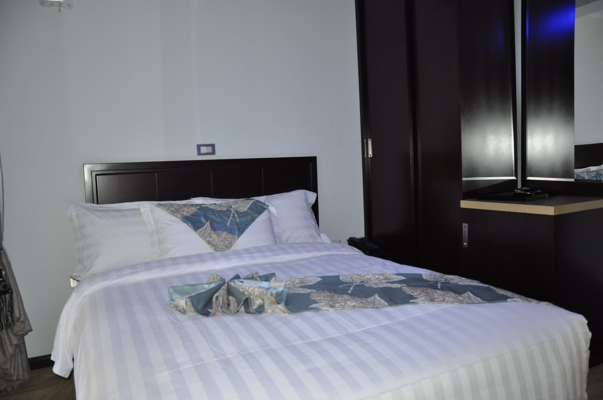 STANDARD, DOUBLE BED, MOUNTAIN VIEW