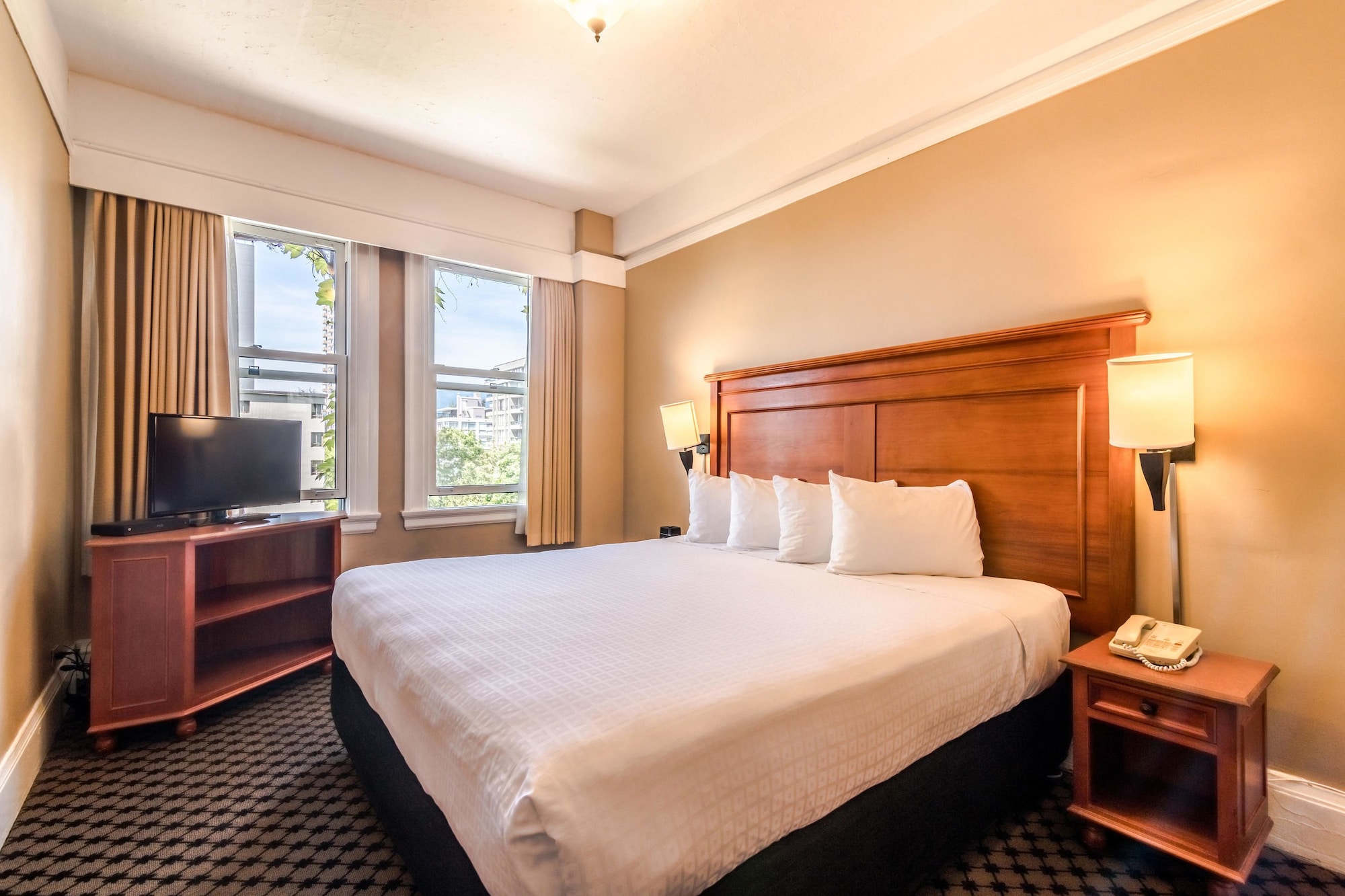 STANDARD, QUEEN BED
