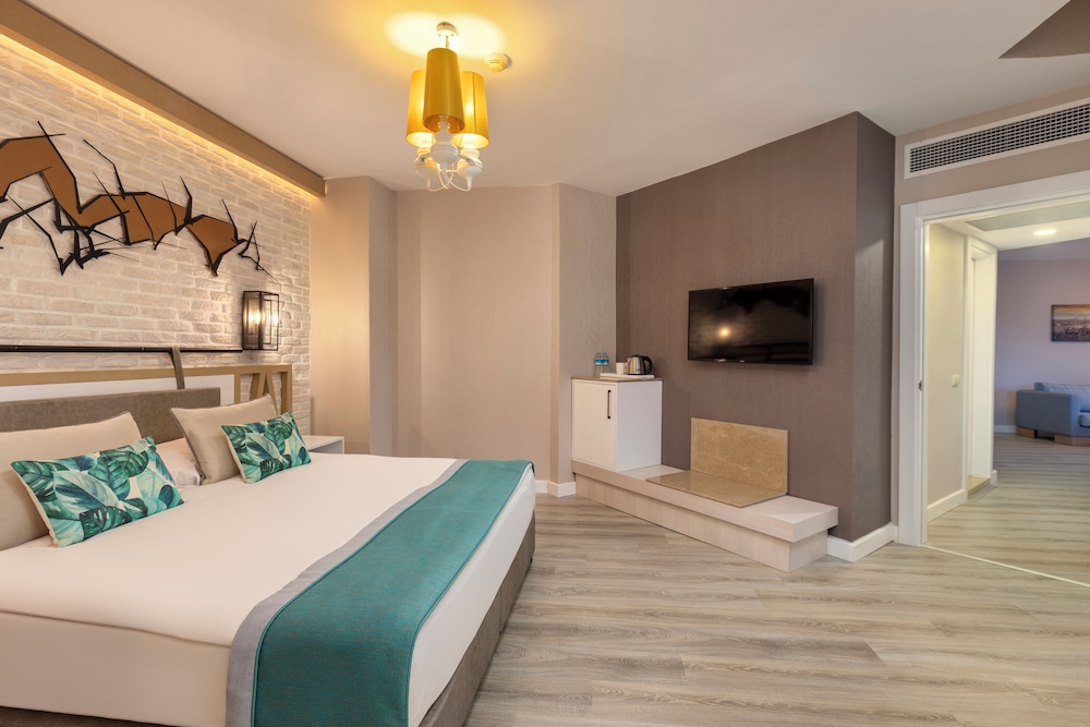 1 BEDROOM, SUITE, JETTED TUB