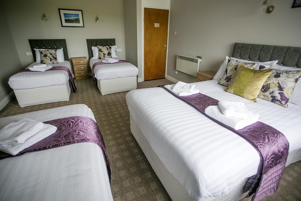 Deluxe, 1 Double and 3 Single Beds