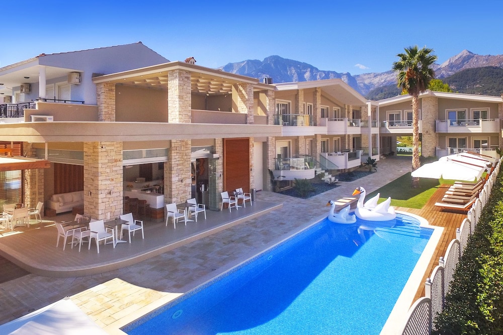 Lobelia Luxury Suites 44/50