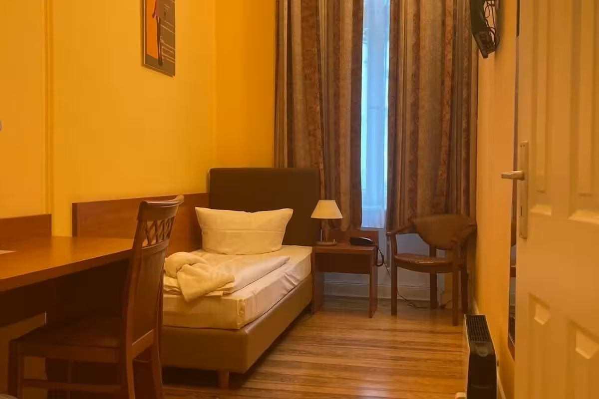 ROOM, SINGLE