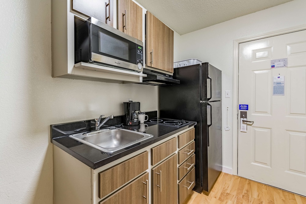 Suburban Studios Dallas Northwest Walnut Hill 46/49