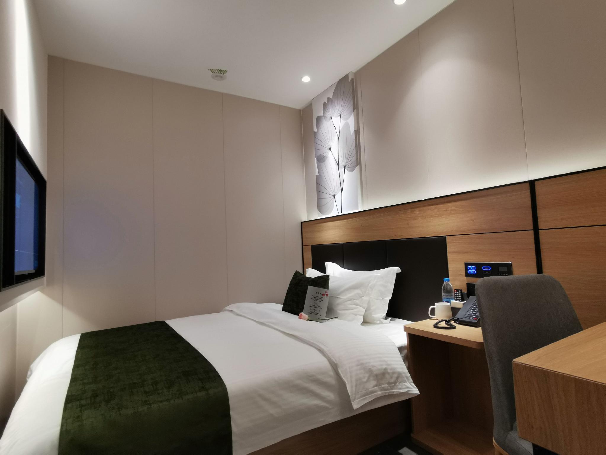 ROOM, DOUBLE BED, NO WINDOW