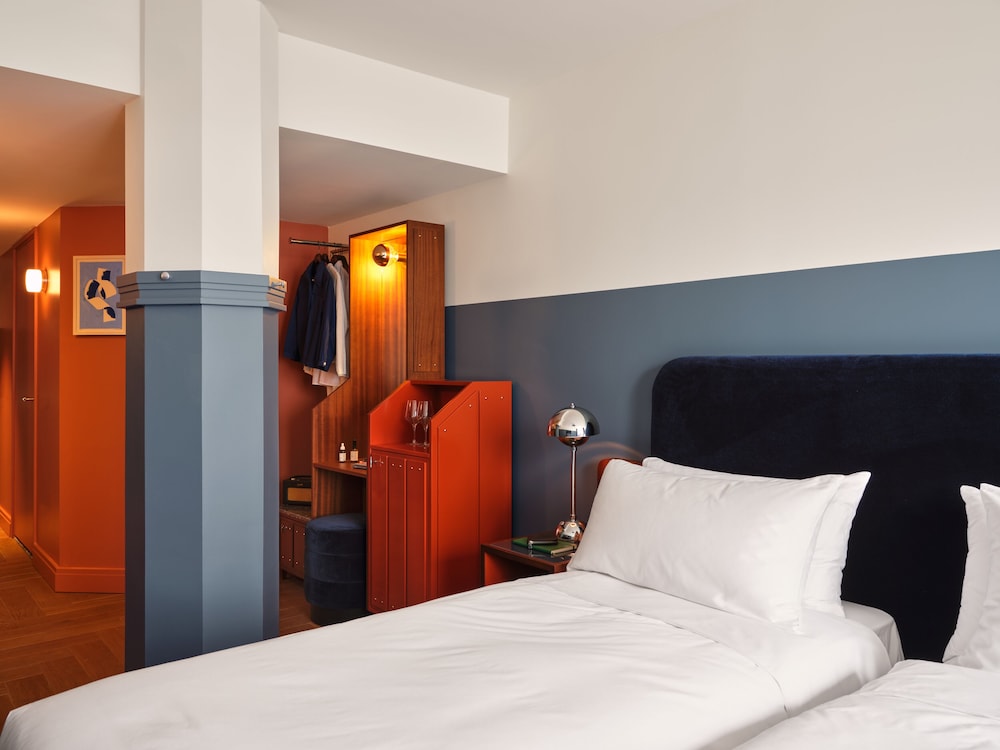 ROOMY, TWIN BEDS
