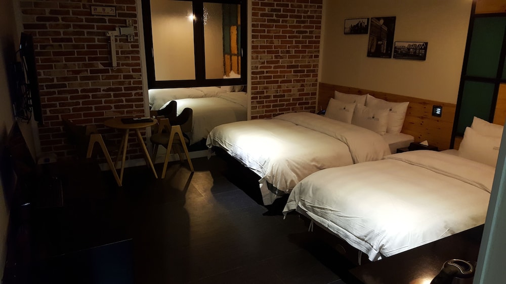 River Hotel 13/34