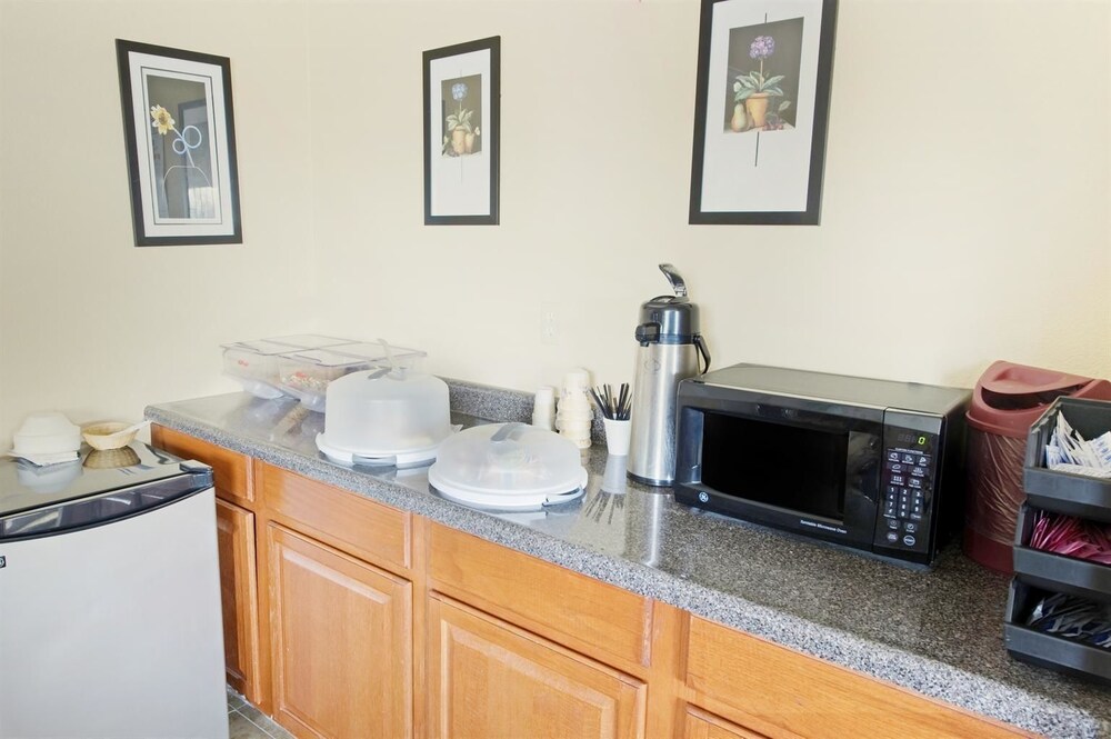 Americas Best Value Inn Gainesville, TX 17/27