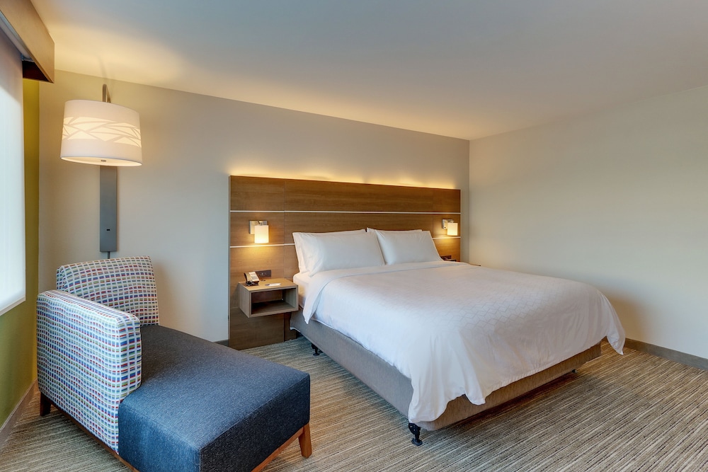 Holiday Inn Express and Suites Roanoke Civic Center 9/34