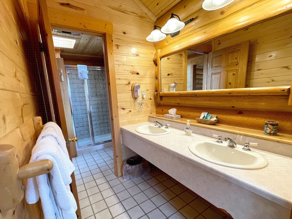 Beartooth Hideaway Inn and Cabins 46/56