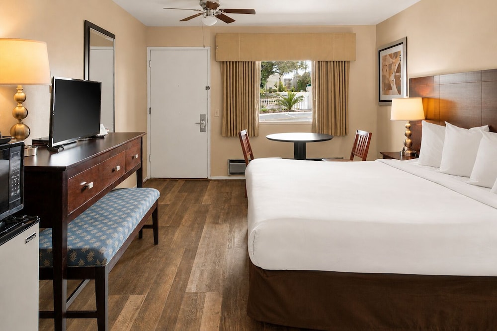 STANDARD, KING BED, ACCESSIBLE