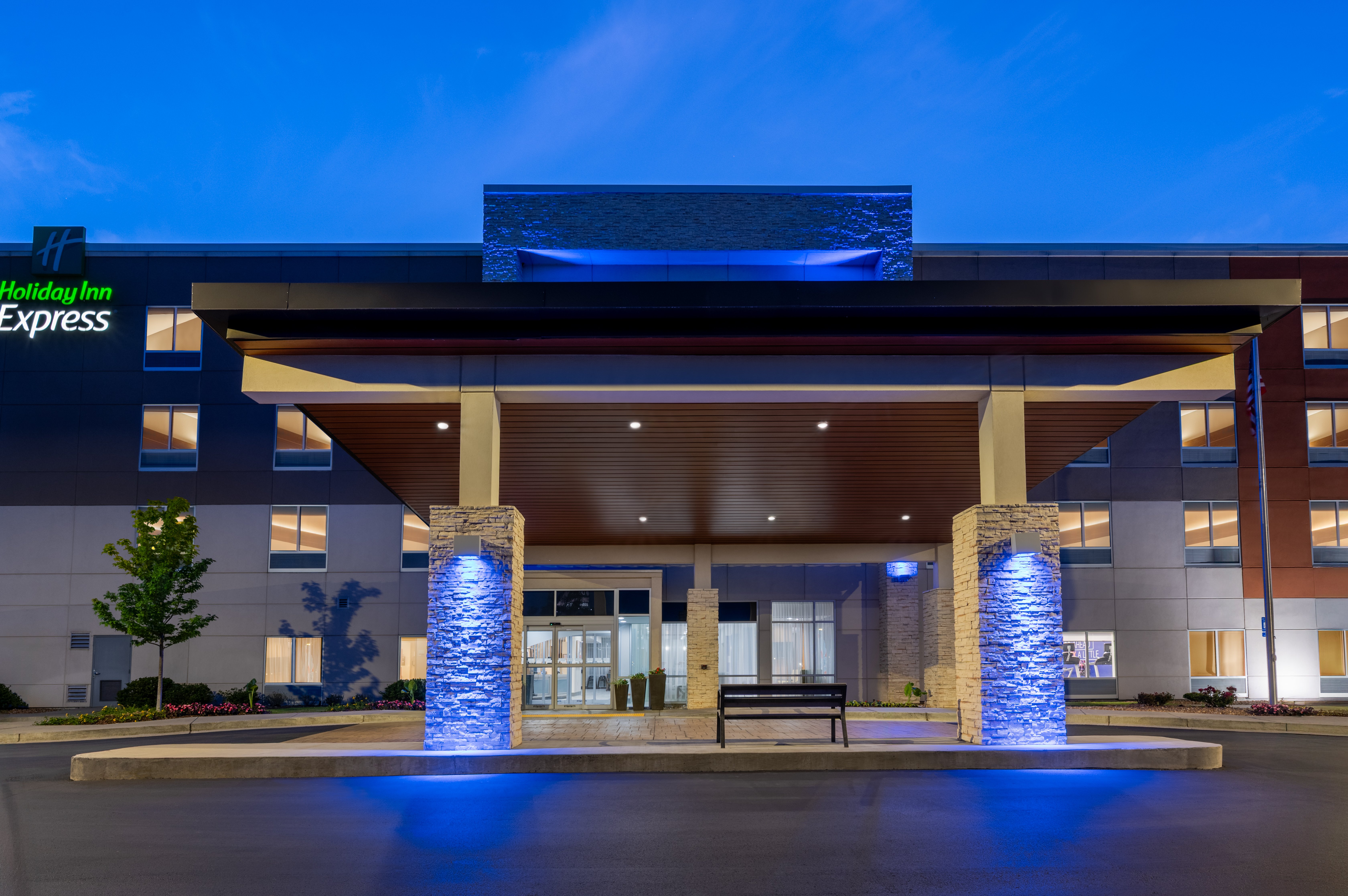 HOLIDAY INN EXPRESS CALHOUN SOUTH 2/82