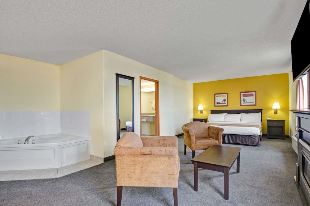Super 8 by Wyndham Barrie South 24/45