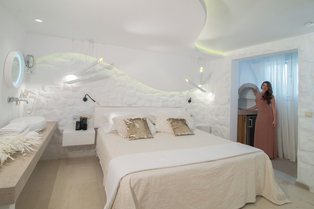 Spiros Hotel 20/83