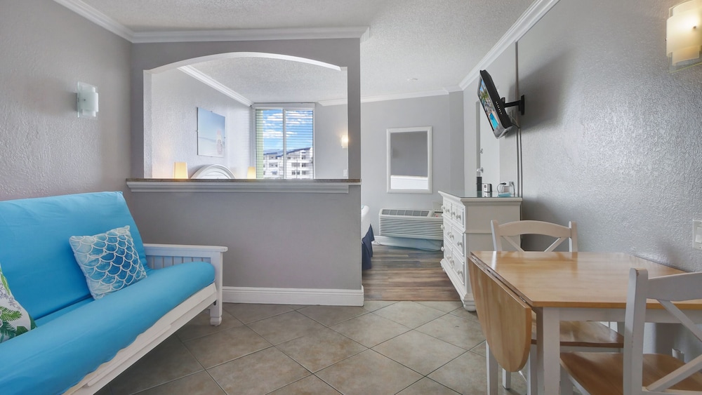 PELICAN POINTE SUITES 41/58