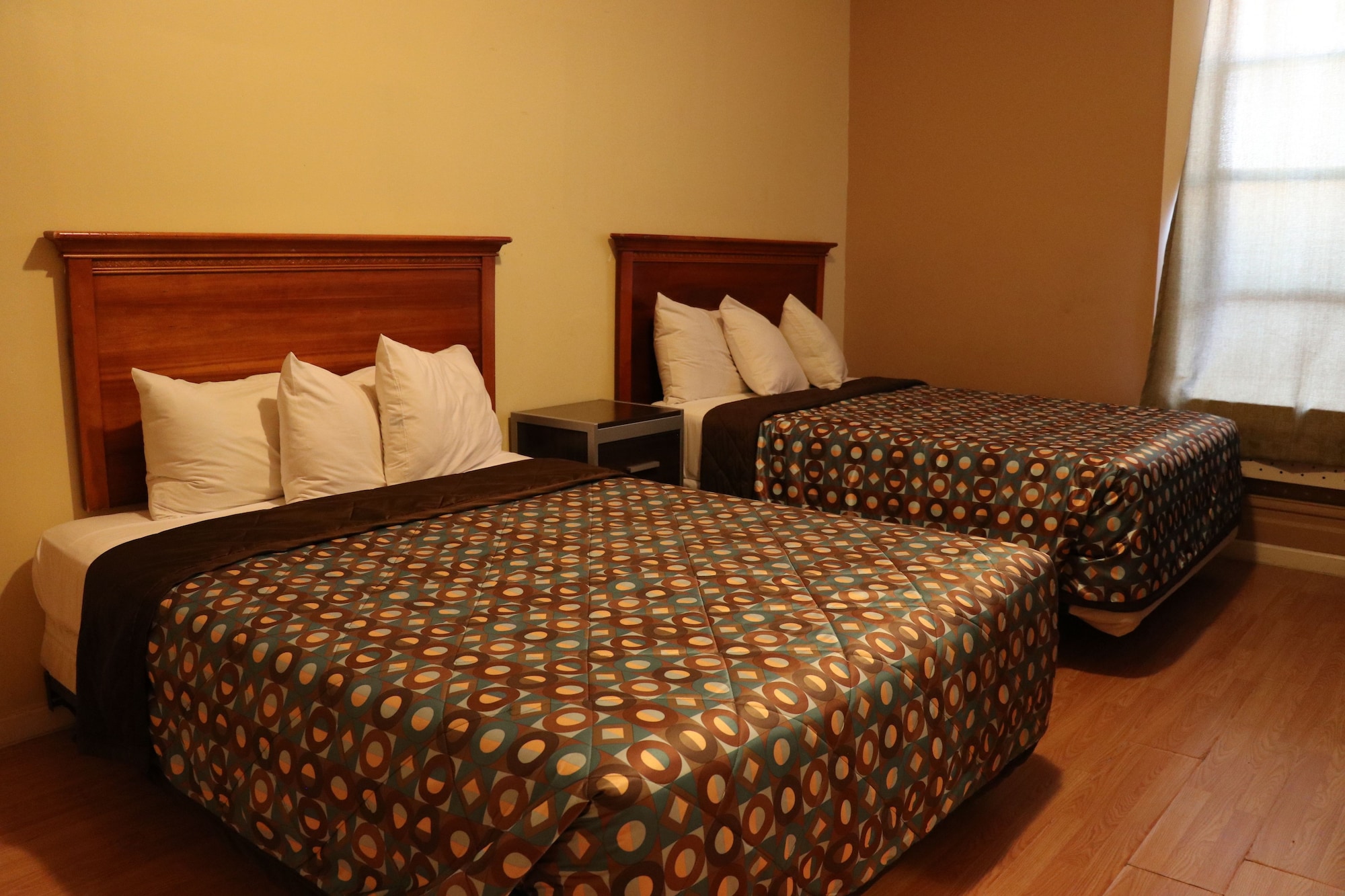 STANDARD, 2 QUEEN BEDS, SHARED BATHROOM