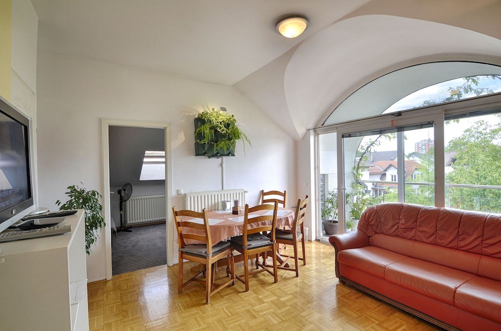Family Guesthouse GreenSLO 27/50