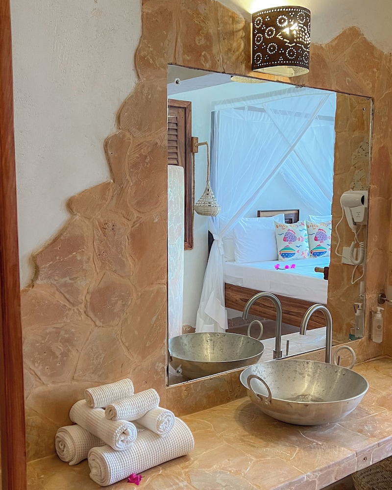 غرفة سيغنتشر ثلاثية بسرير كينج وسرير فردي بإطلالة على البحر، Mvuvi Boutique Resort 9/10