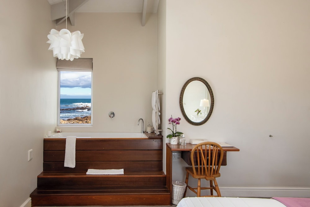138 Marine Beachfront Guesthouse 2/50