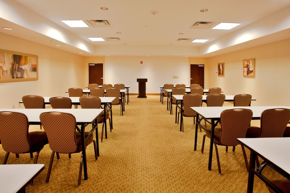 Holiday Inn Express Orlando Ocoee East 39/50