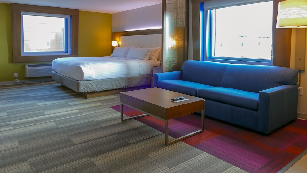 Holiday Inn Express & Suites Miami Airport East 30/69